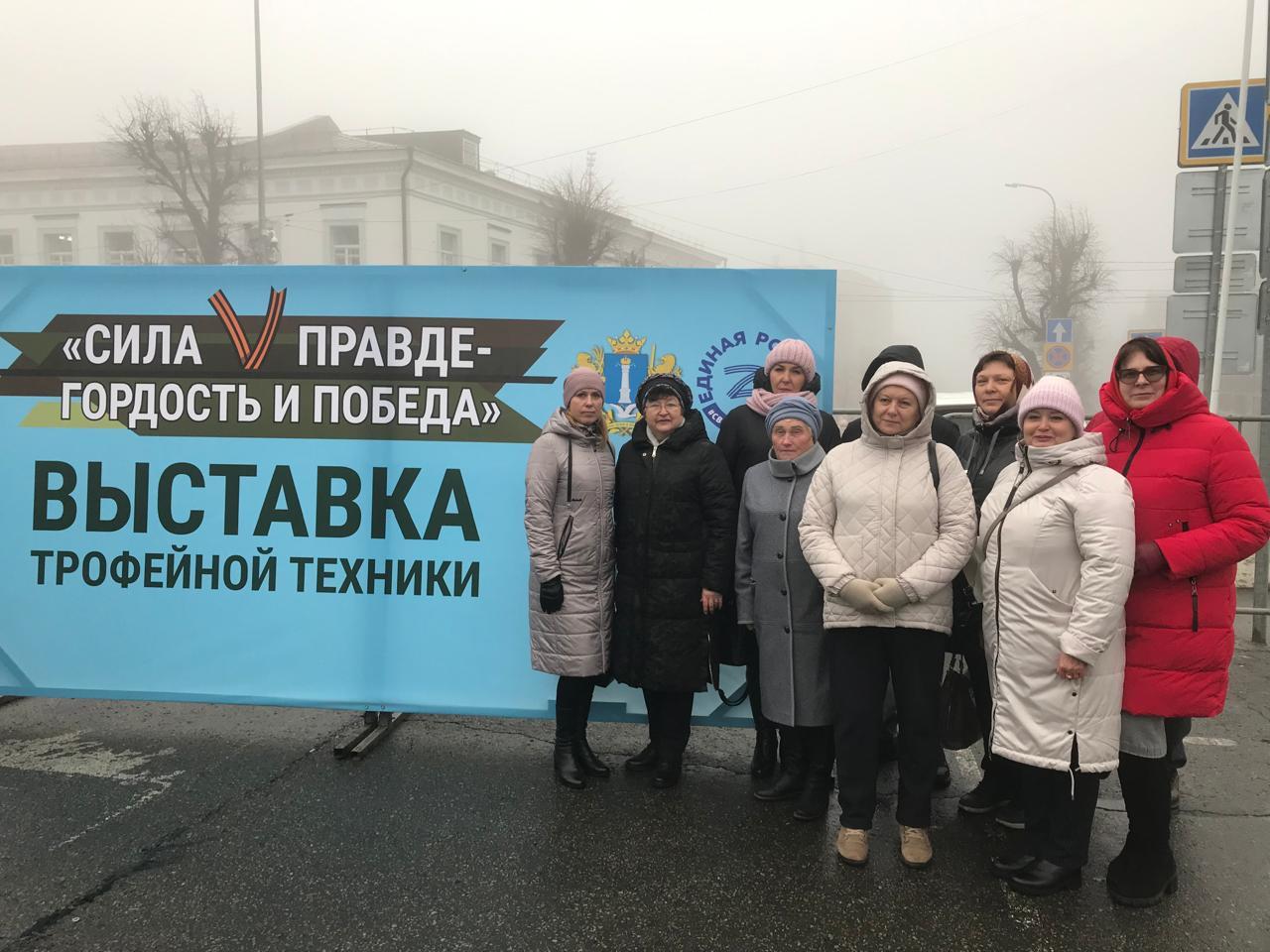 Семьи участников СВО посетили выставку трофейной техники из зоны СВО.