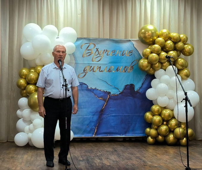 Прошел выпускной вечер. Прошел выпускной вечер.